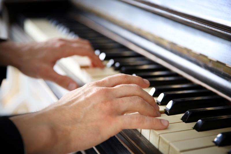 钢琴指法与弹奏轻松入门，钢琴乐理与识谱示范教学