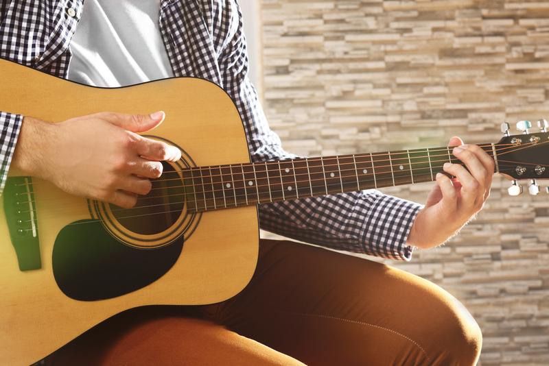 吉他基本指法与右手技巧，吉他和弦启蒙与即兴弹唱